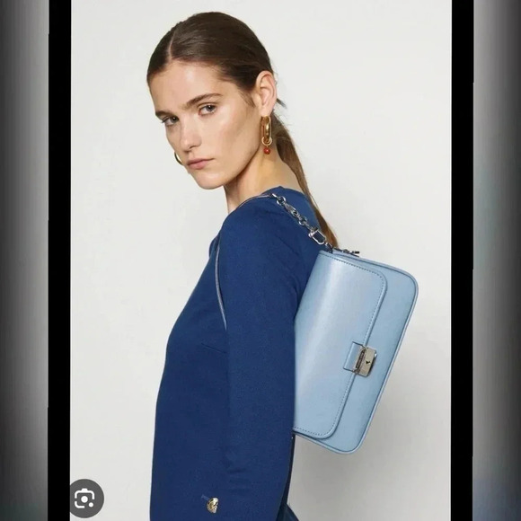 Michael Kors Bradshaw
Small Chambray Leather Convertible Shoulder Bag NEW $465 - Picture 2 of 6